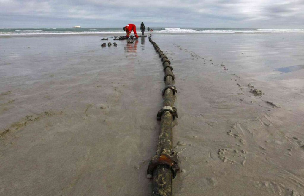 Cable submarino en la costa
