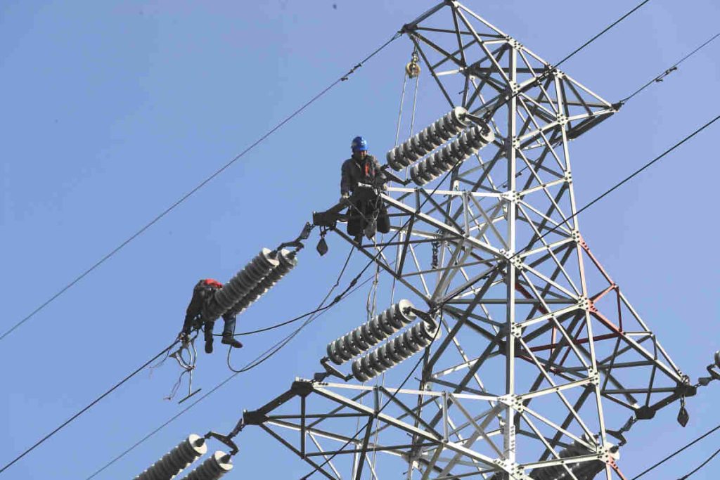 O Cabo De Extensão Está Deitado No Chão Com Grande Consumo De Corrente Que  O Fio Pegou Fogo. O Conceito De Alta Energia Foto de Stock - Imagem de  afeto, falha: 211429110