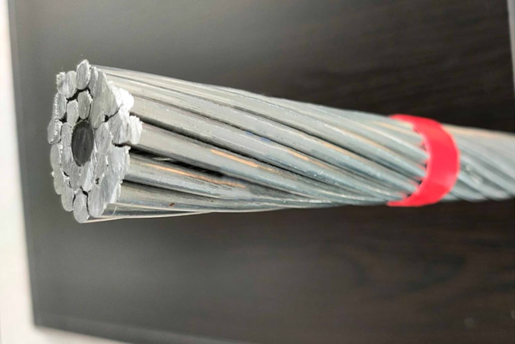 Cable con núcleo reforzado de fibra de carbono