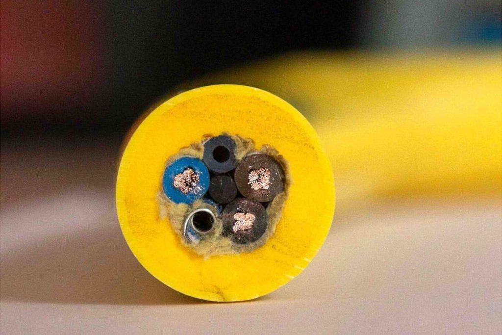 Cables aislado amarillo