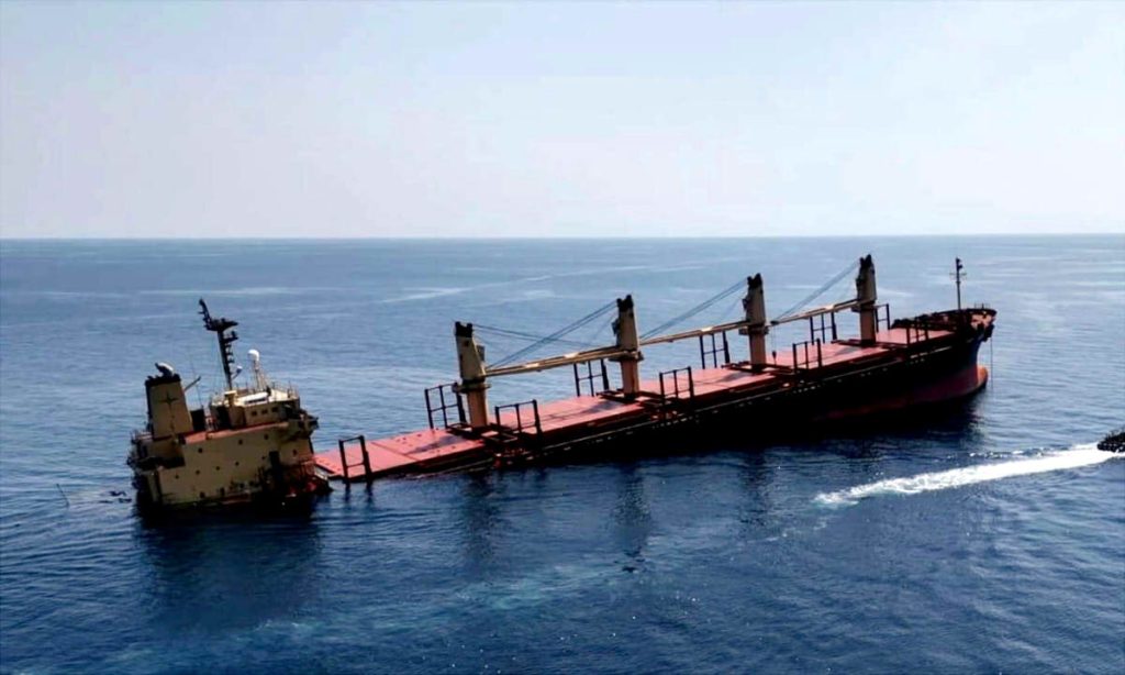 Barco atacado en el Mar Rojo