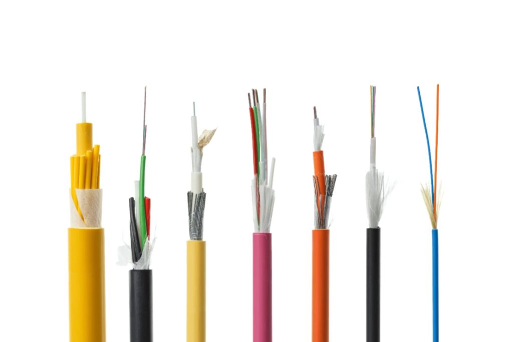 Varios tipos de cables de fibra óptica